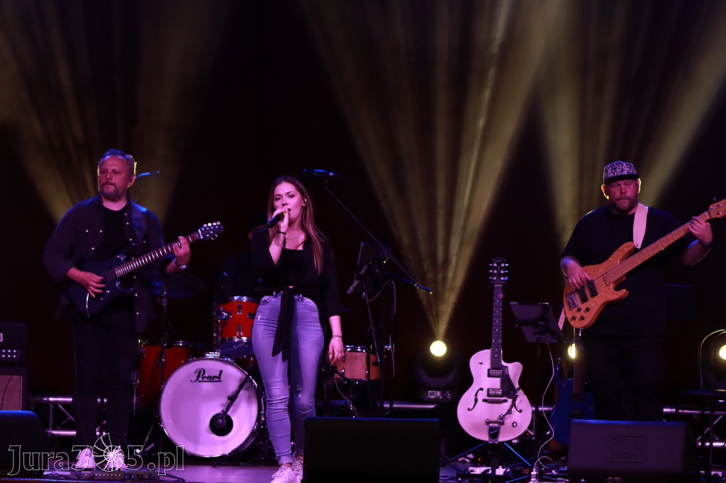 Fotorelacja:  Koncert w Koziegłowach - JULIA TKACZ!