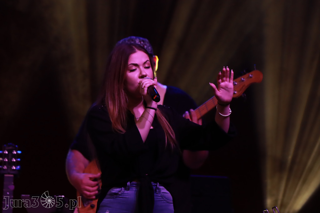 Fotorelacja:  Koncert w Koziegłowach - JULIA TKACZ!