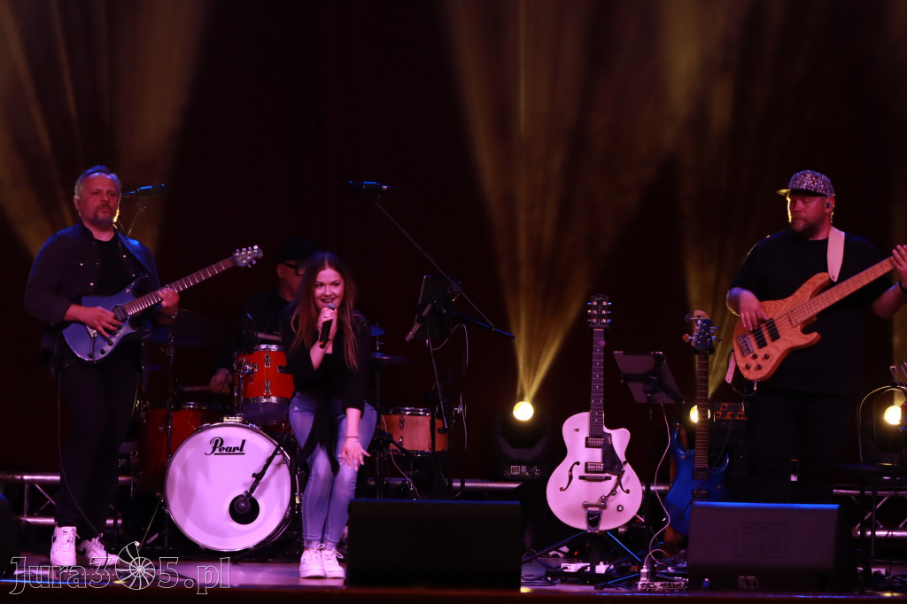 Fotorelacja:  Koncert w Koziegłowach - JULIA TKACZ!