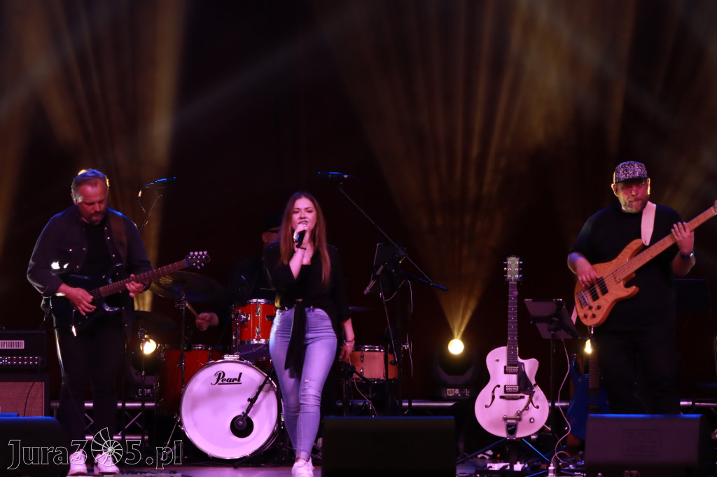 Fotorelacja:  Koncert w Koziegłowach - JULIA TKACZ!