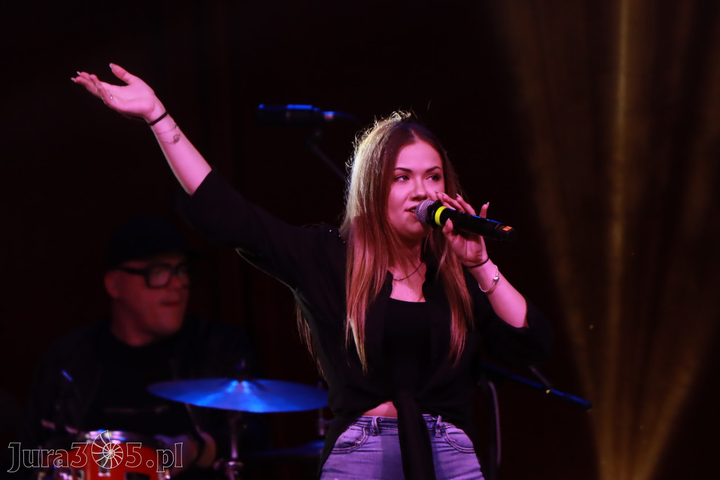 Fotorelacja:  Koncert w Koziegłowach - JULIA TKACZ!