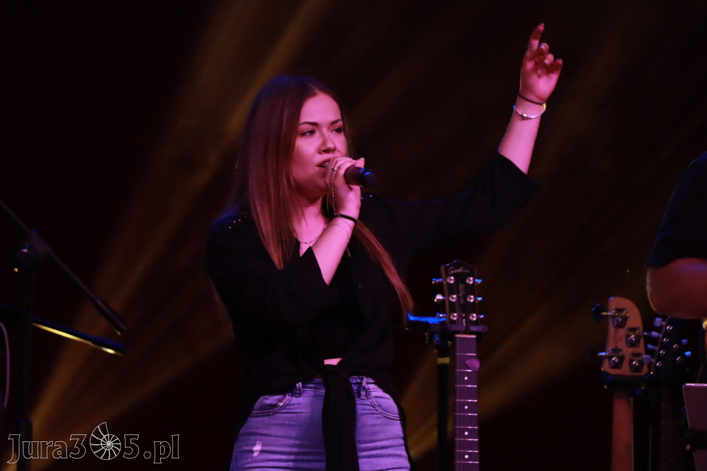 Fotorelacja:  Koncert w Koziegłowach - JULIA TKACZ!