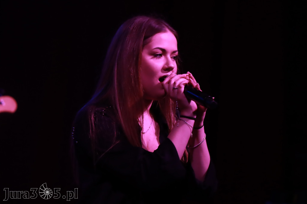 Fotorelacja:  Koncert w Koziegłowach - JULIA TKACZ!