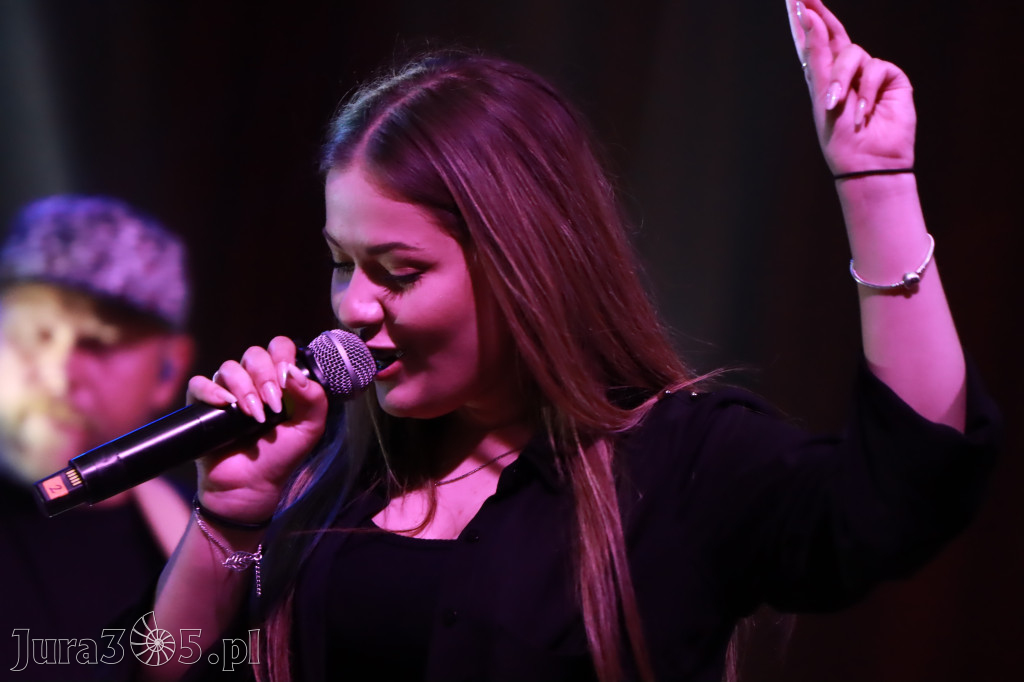Fotorelacja:  Koncert w Koziegłowach - JULIA TKACZ!