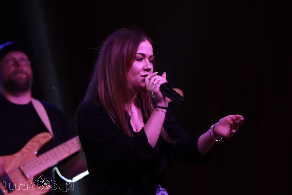 Fotorelacja:  Koncert w Koziegłowach - JULIA TKACZ!