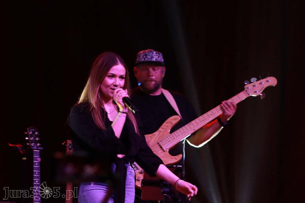 Fotorelacja:  Koncert w Koziegłowach - JULIA TKACZ!