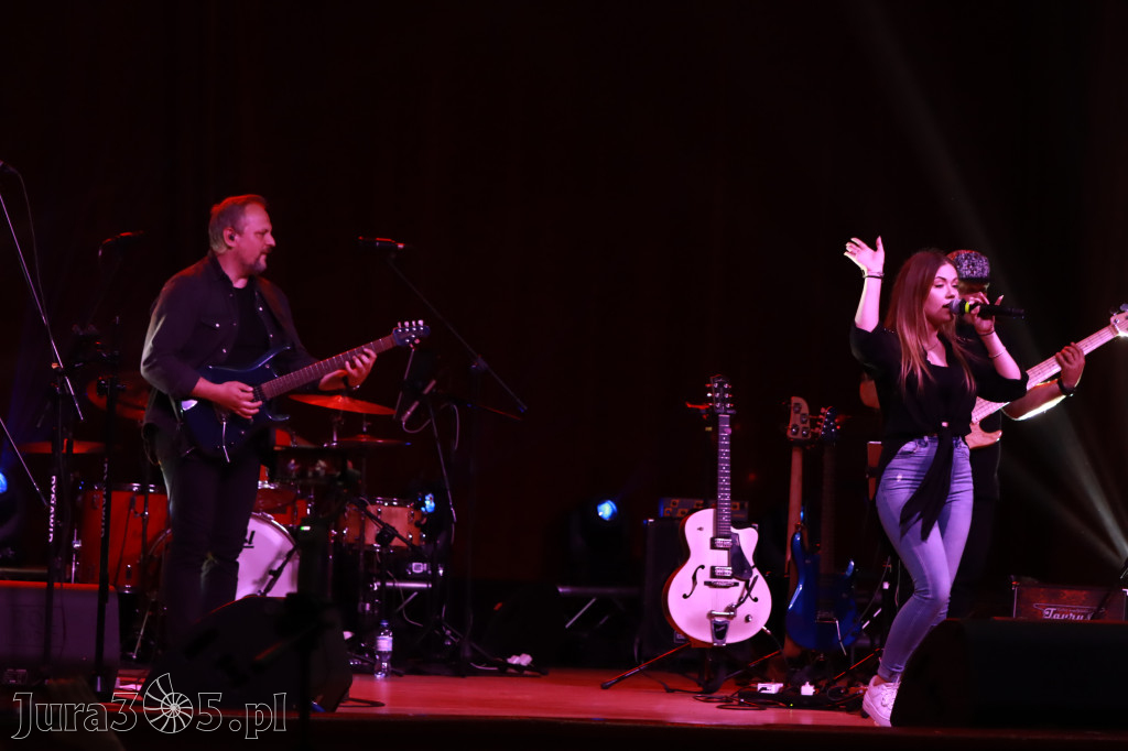 Fotorelacja:  Koncert w Koziegłowach - JULIA TKACZ!