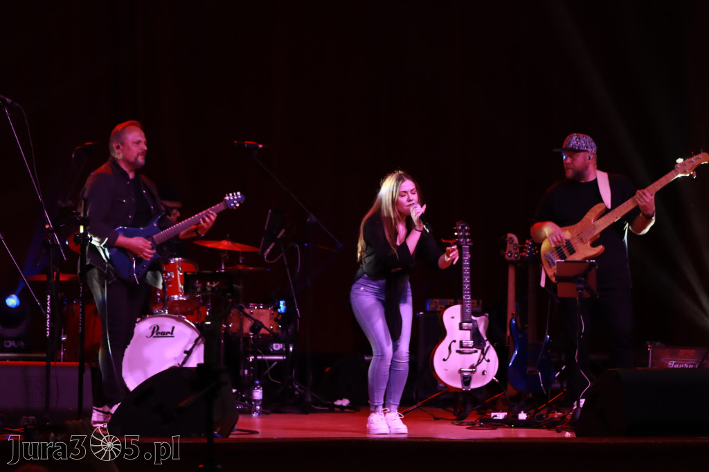 Fotorelacja:  Koncert w Koziegłowach - JULIA TKACZ!