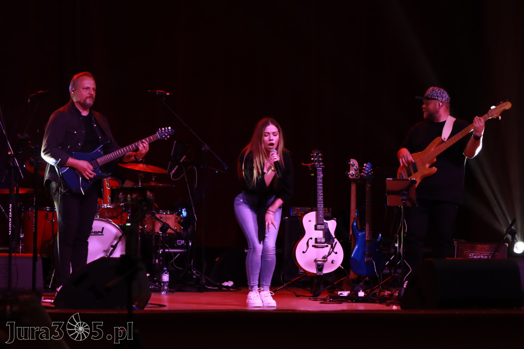 Fotorelacja:  Koncert w Koziegłowach - JULIA TKACZ!