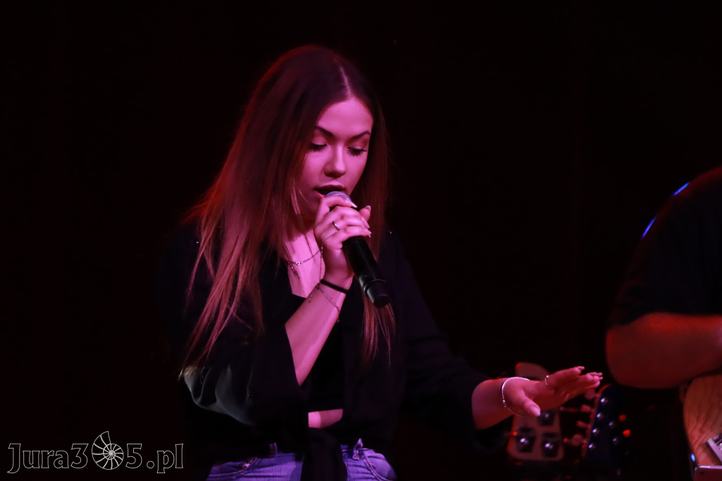 Fotorelacja:  Koncert w Koziegłowach - JULIA TKACZ!