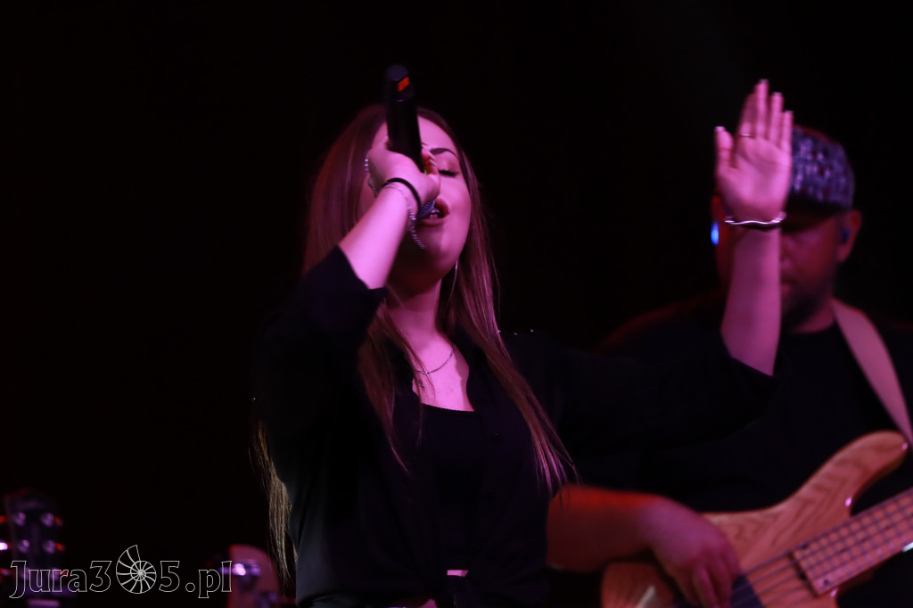 Fotorelacja:  Koncert w Koziegłowach - JULIA TKACZ!