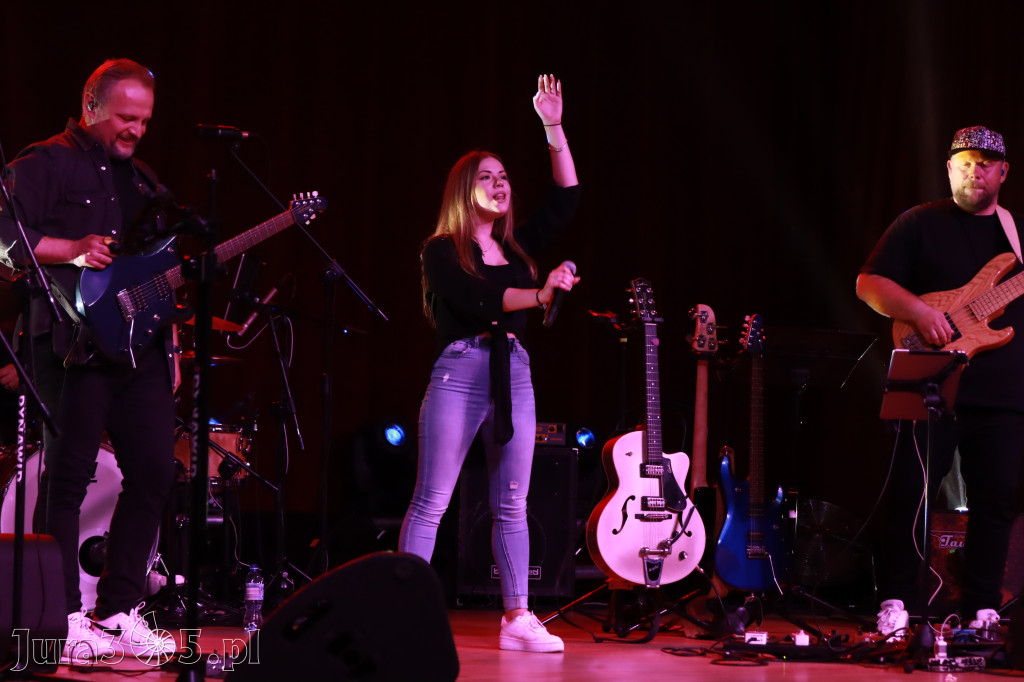 Fotorelacja:  Koncert w Koziegłowach - JULIA TKACZ!