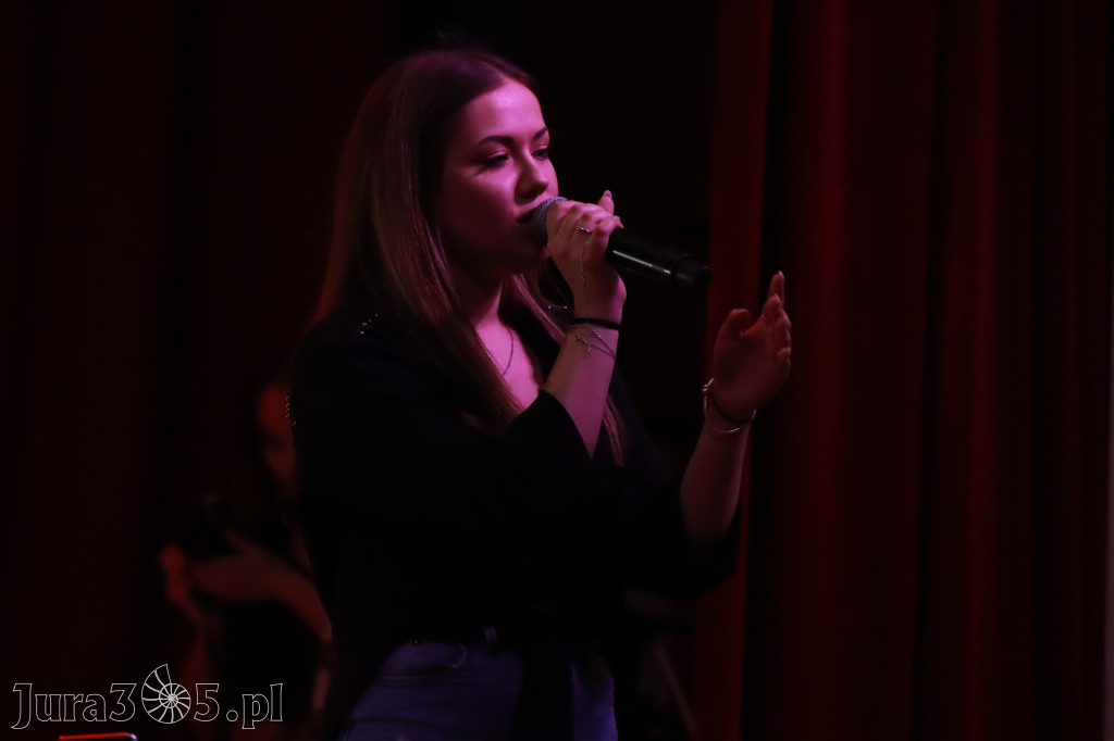 Fotorelacja:  Koncert w Koziegłowach - JULIA TKACZ!