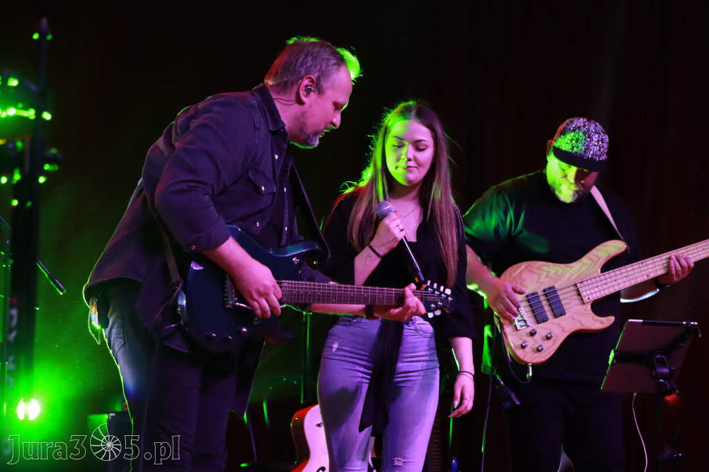 Fotorelacja:  Koncert w Koziegłowach - JULIA TKACZ!