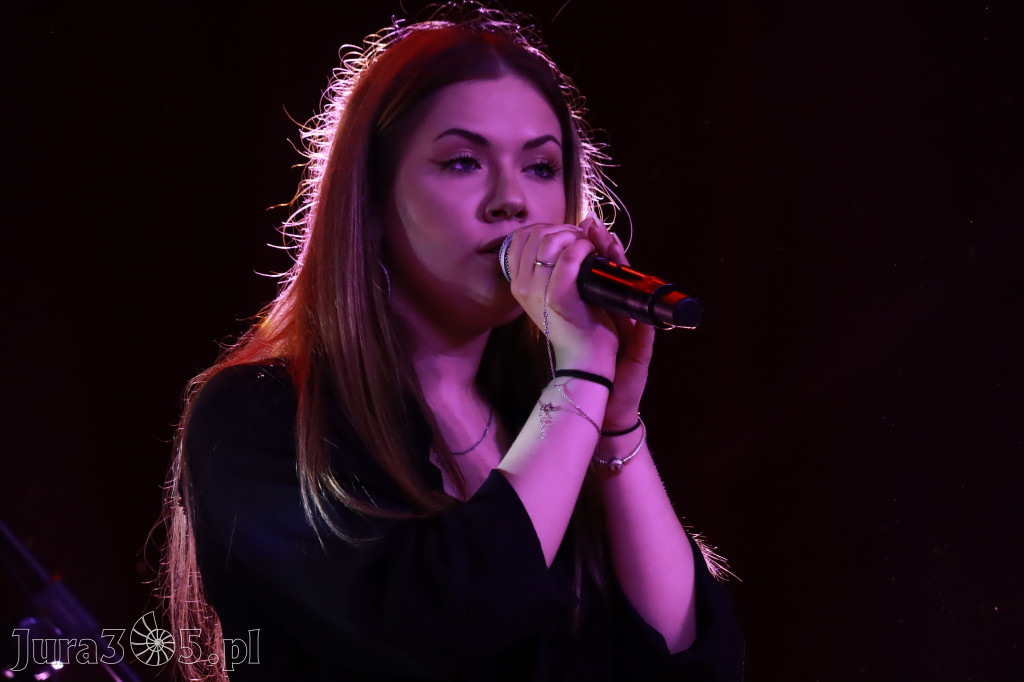 Fotorelacja:  Koncert w Koziegłowach - JULIA TKACZ!
