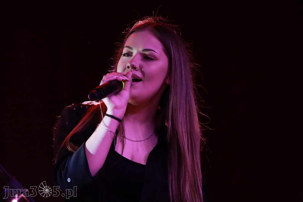 Fotorelacja:  Koncert w Koziegłowach - JULIA TKACZ!
