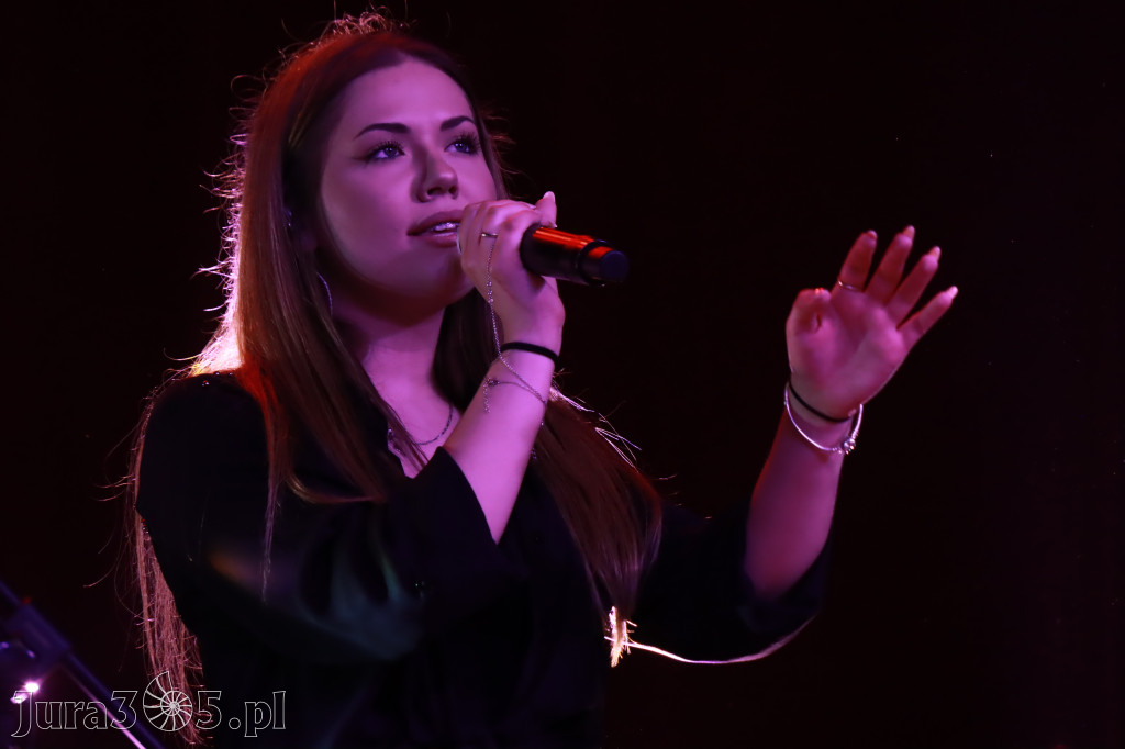 Fotorelacja:  Koncert w Koziegłowach - JULIA TKACZ!