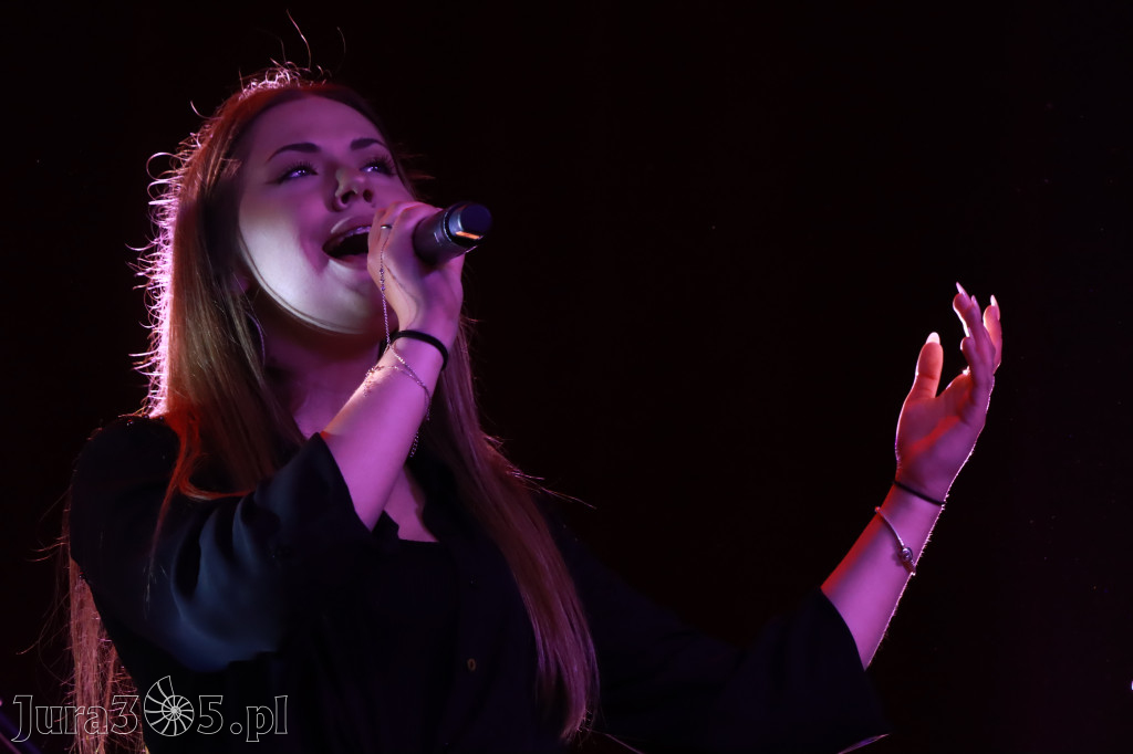 Fotorelacja:  Koncert w Koziegłowach - JULIA TKACZ!