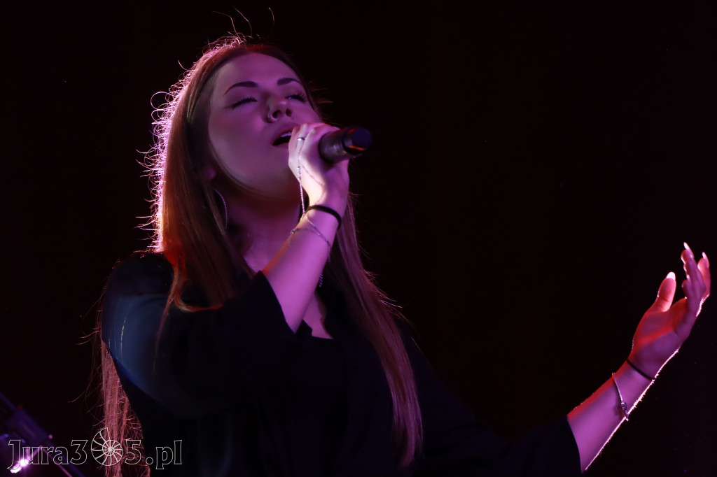 Fotorelacja:  Koncert w Koziegłowach - JULIA TKACZ!