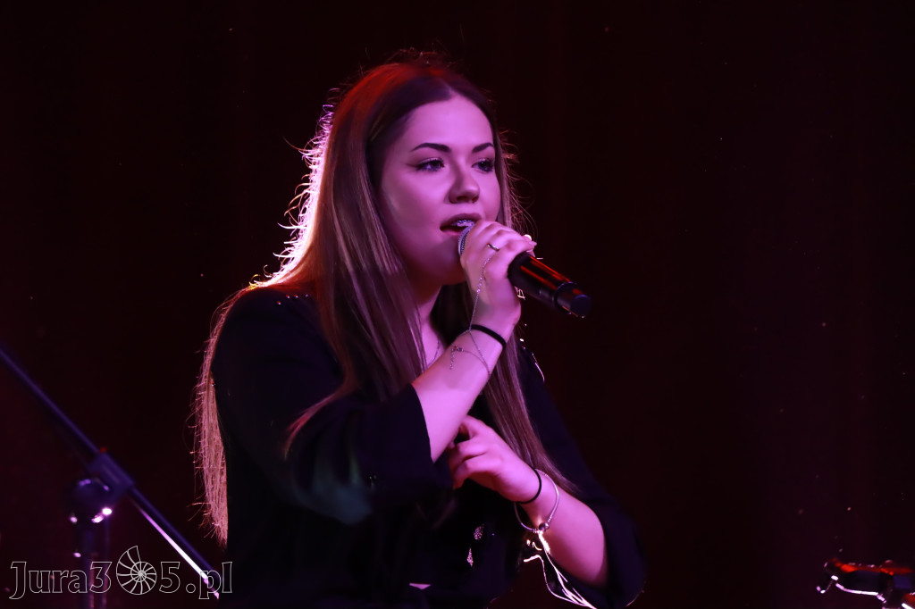Fotorelacja:  Koncert w Koziegłowach - JULIA TKACZ!