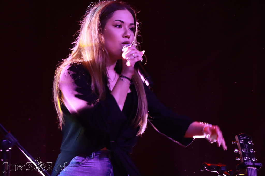 Fotorelacja:  Koncert w Koziegłowach - JULIA TKACZ!
