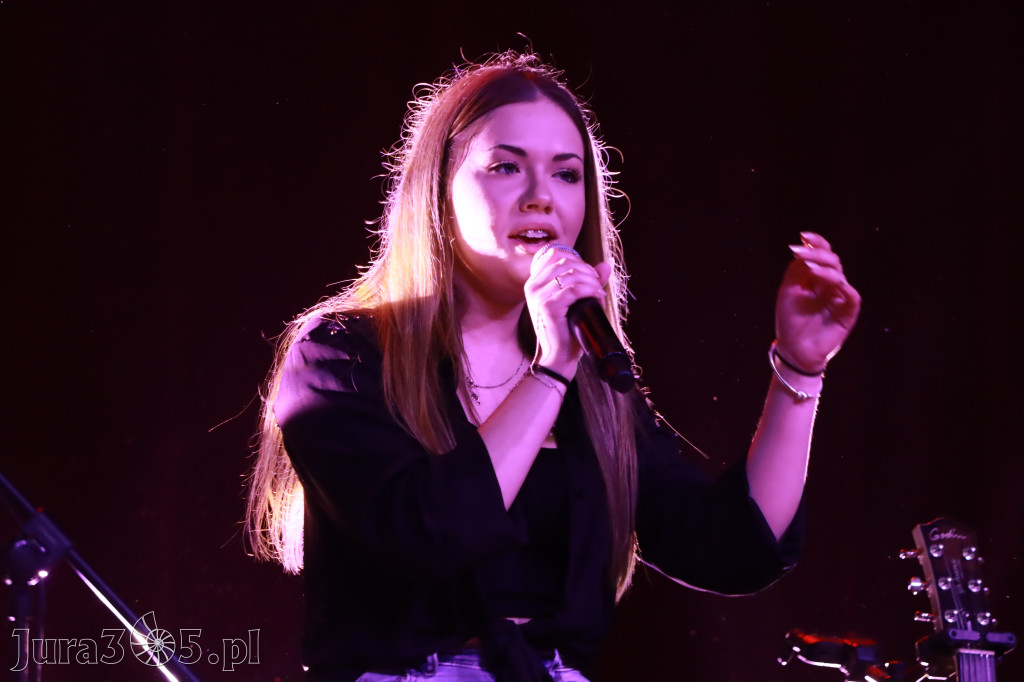 Fotorelacja:  Koncert w Koziegłowach - JULIA TKACZ!