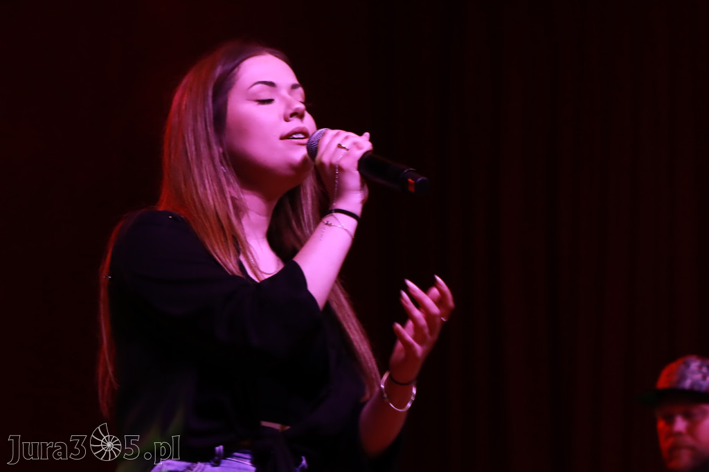 Fotorelacja:  Koncert w Koziegłowach - JULIA TKACZ!