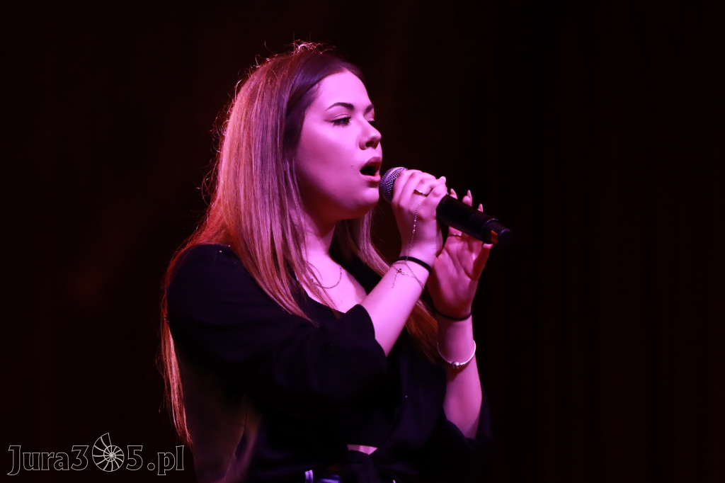 Fotorelacja:  Koncert w Koziegłowach - JULIA TKACZ!