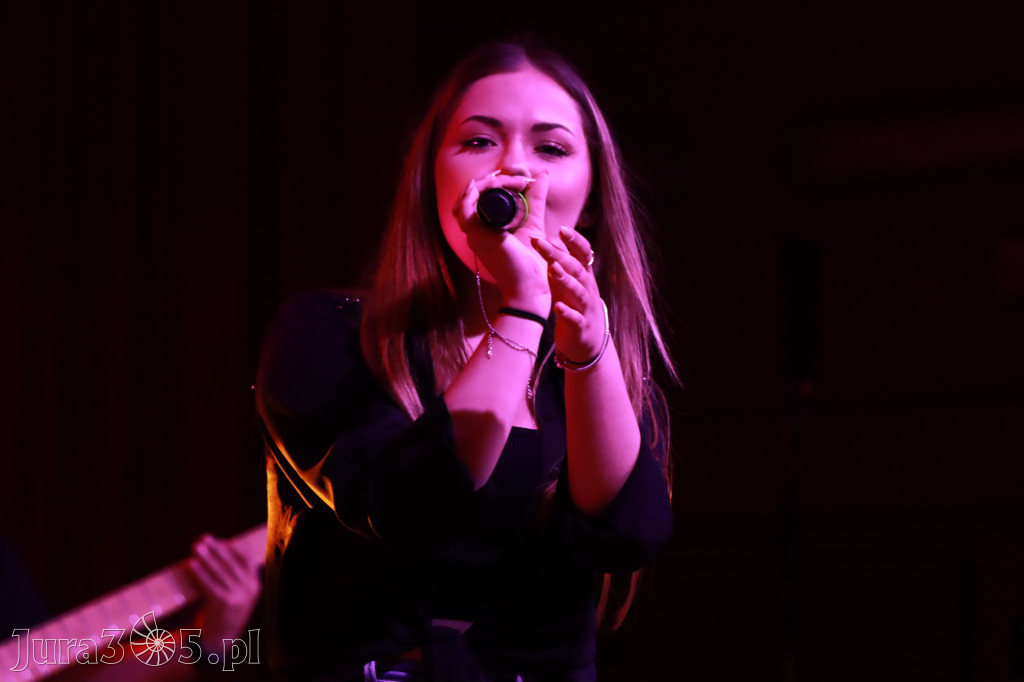 Fotorelacja:  Koncert w Koziegłowach - JULIA TKACZ!