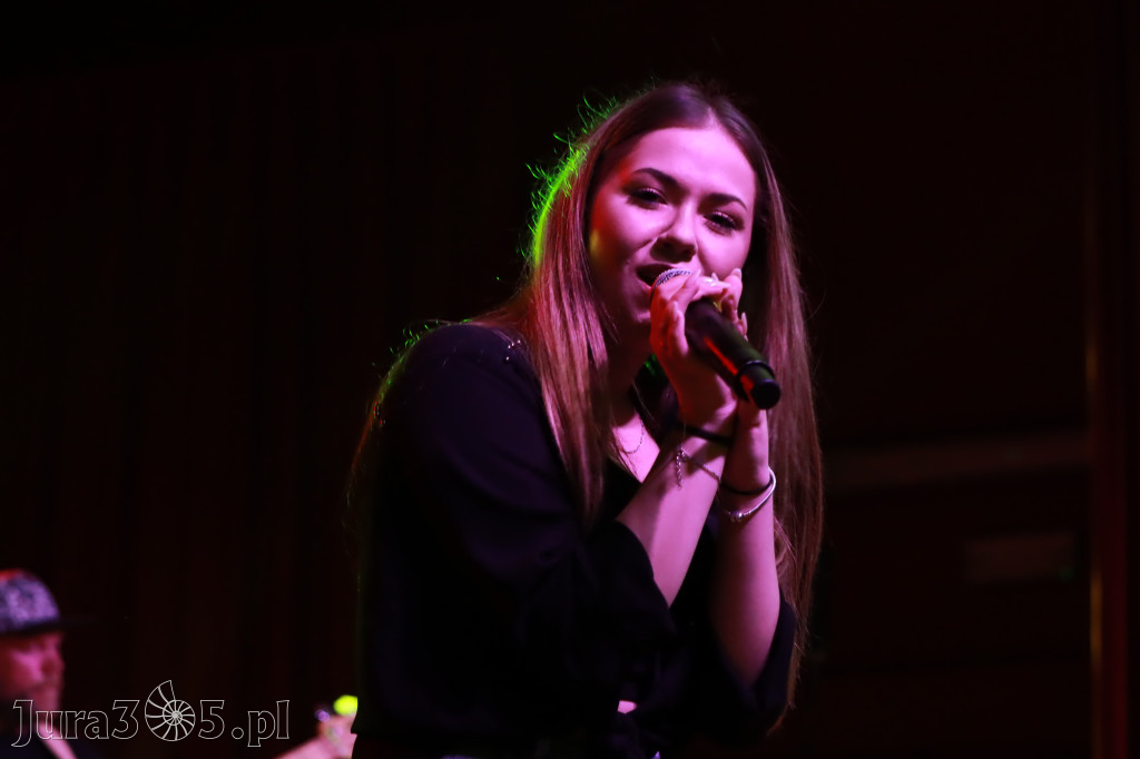 Fotorelacja:  Koncert w Koziegłowach - JULIA TKACZ!