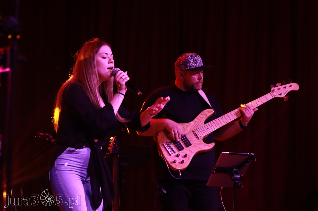 Fotorelacja:  Koncert w Koziegłowach - JULIA TKACZ!