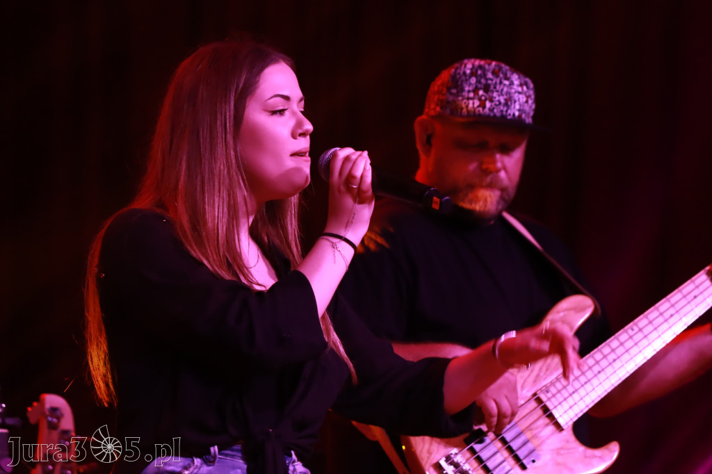 Fotorelacja:  Koncert w Koziegłowach - JULIA TKACZ!
