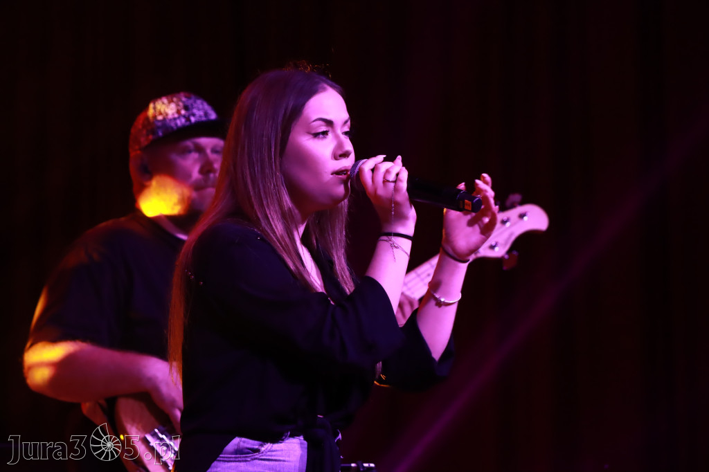 Fotorelacja:  Koncert w Koziegłowach - JULIA TKACZ!