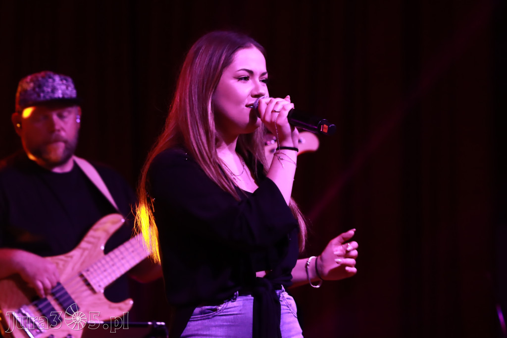 Fotorelacja:  Koncert w Koziegłowach - JULIA TKACZ!