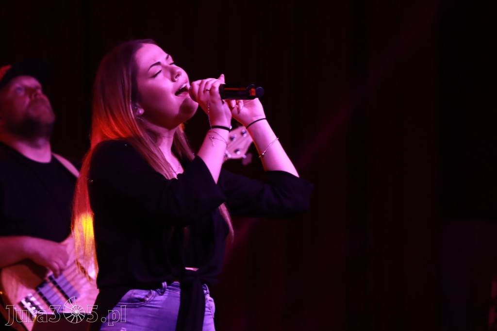 Fotorelacja:  Koncert w Koziegłowach - JULIA TKACZ!