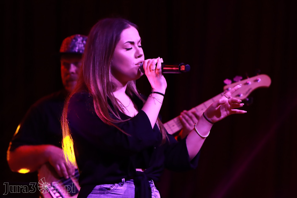Fotorelacja:  Koncert w Koziegłowach - JULIA TKACZ!