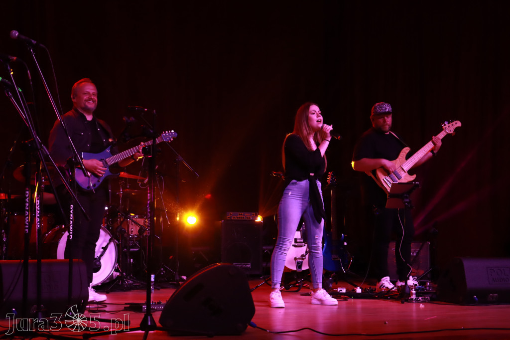 Fotorelacja:  Koncert w Koziegłowach - JULIA TKACZ!