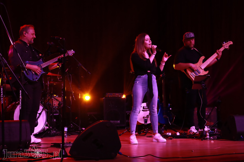 Fotorelacja:  Koncert w Koziegłowach - JULIA TKACZ!
