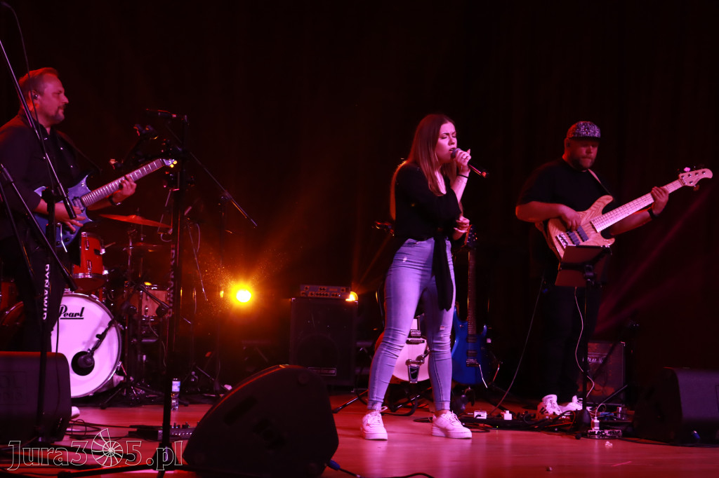 Fotorelacja:  Koncert w Koziegłowach - JULIA TKACZ!