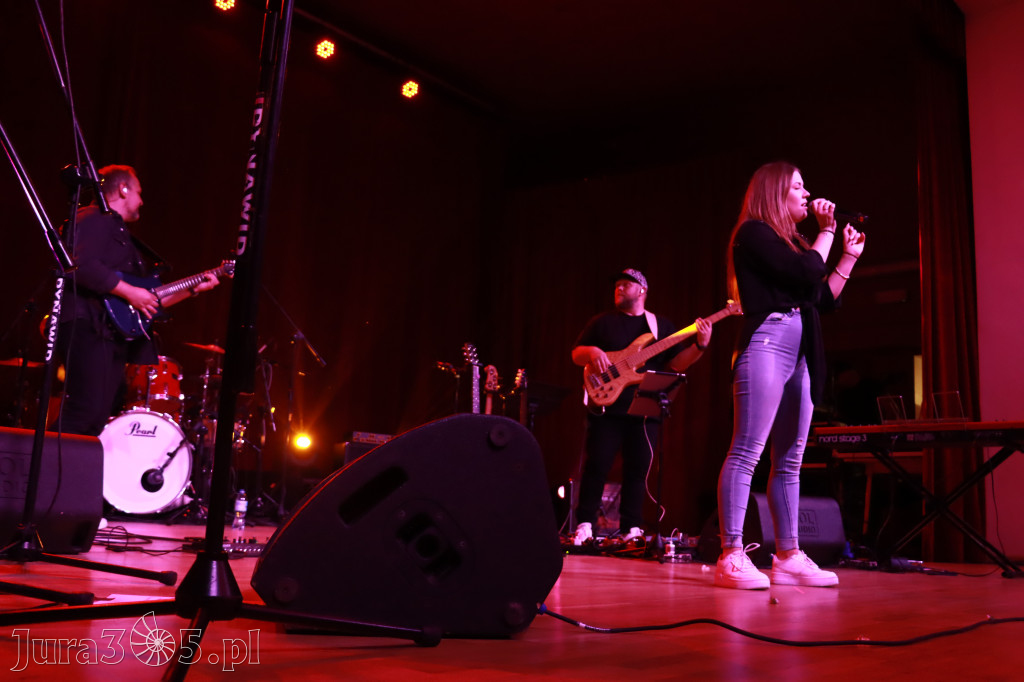 Fotorelacja:  Koncert w Koziegłowach - JULIA TKACZ!