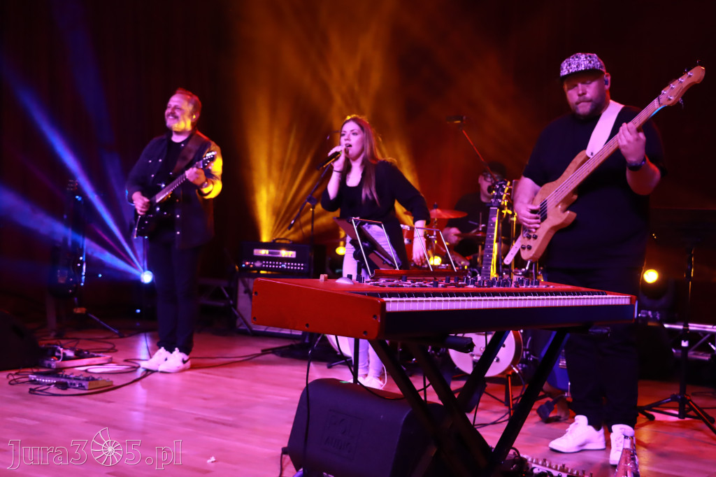 Fotorelacja:  Koncert w Koziegłowach - JULIA TKACZ!