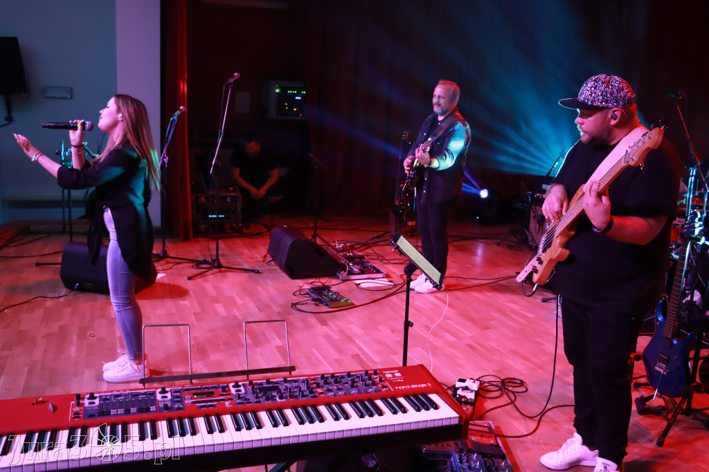 Fotorelacja:  Koncert w Koziegłowach - JULIA TKACZ!