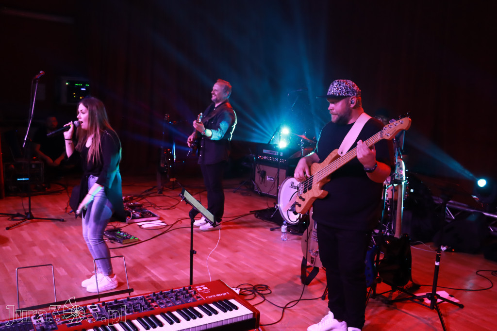 Fotorelacja:  Koncert w Koziegłowach - JULIA TKACZ!