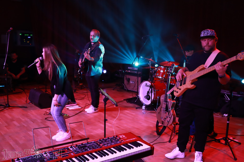 Fotorelacja:  Koncert w Koziegłowach - JULIA TKACZ!