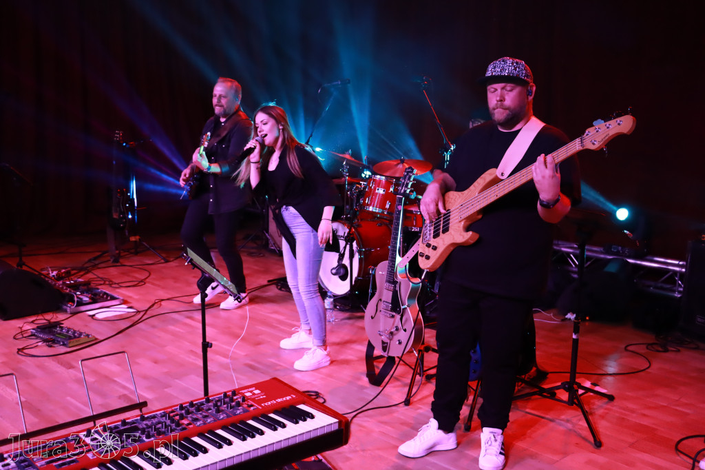 Fotorelacja:  Koncert w Koziegłowach - JULIA TKACZ!
