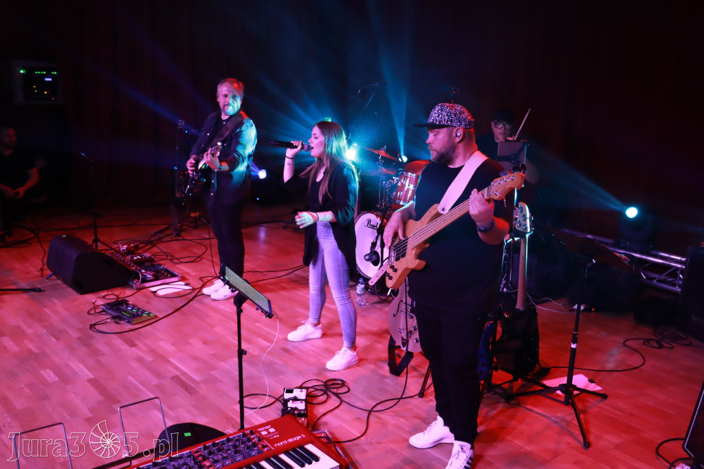 Fotorelacja:  Koncert w Koziegłowach - JULIA TKACZ!
