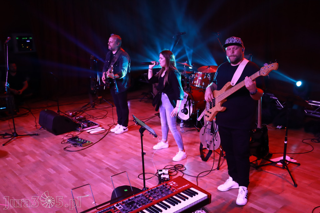 Fotorelacja:  Koncert w Koziegłowach - JULIA TKACZ!