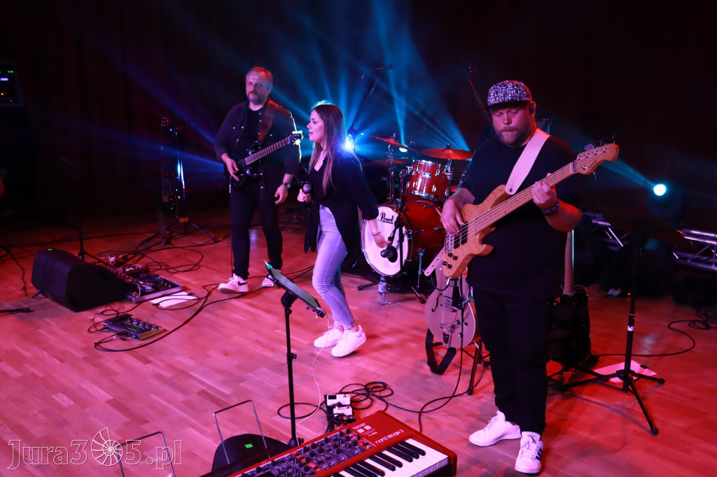 Fotorelacja:  Koncert w Koziegłowach - JULIA TKACZ!