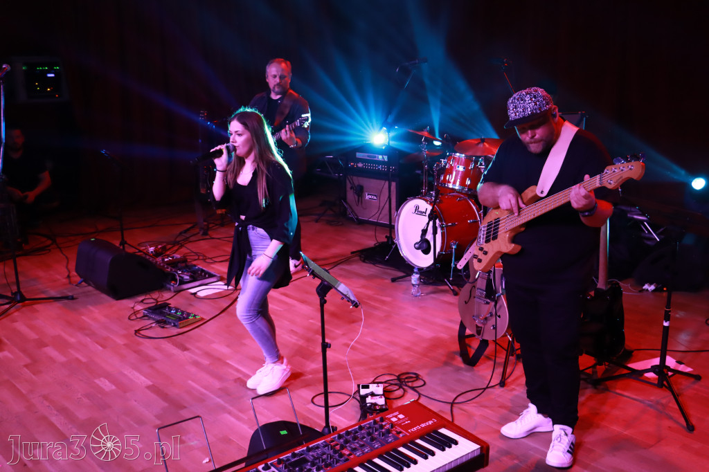 Fotorelacja:  Koncert w Koziegłowach - JULIA TKACZ!