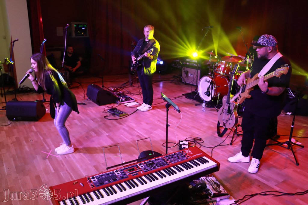 Fotorelacja:  Koncert w Koziegłowach - JULIA TKACZ!